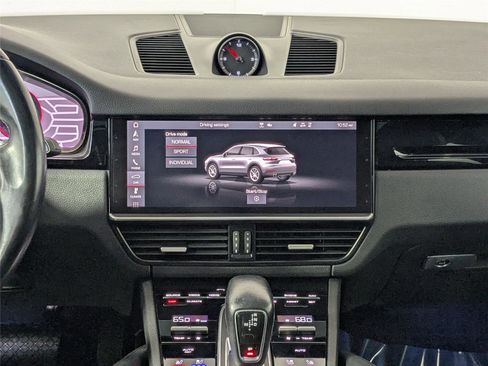Used 2021 Porsche Cayenne image 32