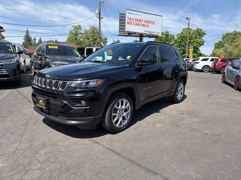Used 2024 Jeep Compass Latitude AWD/4WD image 2