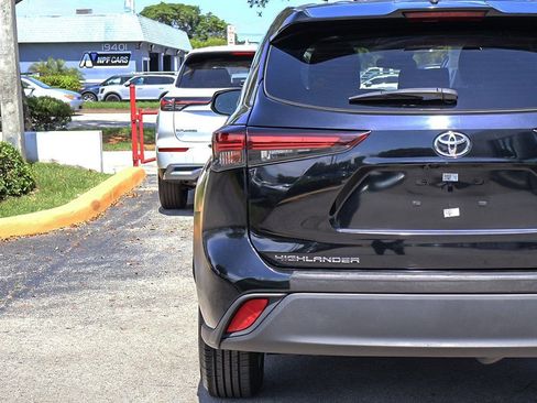 Used 2024 Toyota Highlander LE FWD image 13