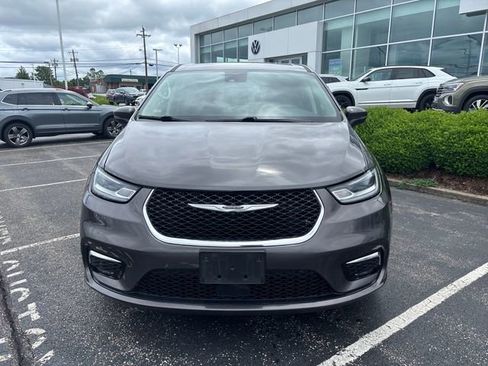 Used 2023 Chrysler Pacifica Touring-L FWD image 8