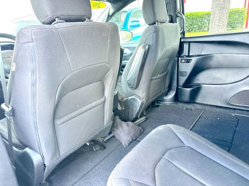 Used 2023 Chrysler Pacifica Touring FWD image 24
