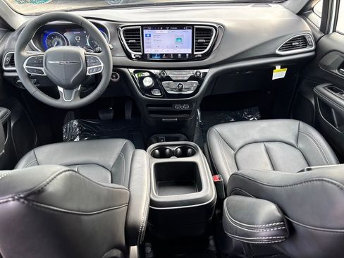 Used 2025 Chrysler Voyager LX image 22