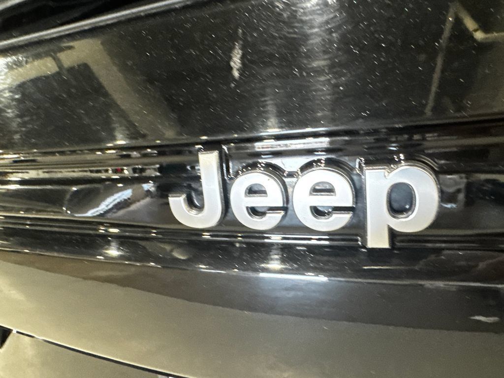 Used 2022 Jeep Grand Cherokee Summit w/ Luxury Tech Group V AWD/4WD image 34