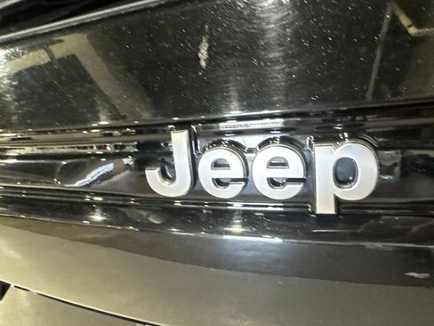 Used 2022 Jeep Grand Cherokee Summit w/ Luxury Tech Group V AWD/4WD image 34