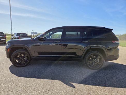 Used 2023 Jeep Grand Cherokee L Laredo image 4