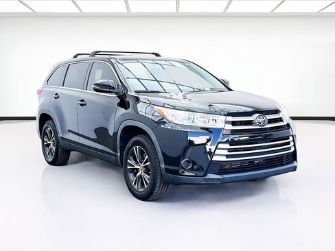 Used 2019 Toyota Highlander LE w/ Carpet Mat Package (TMS) image 3