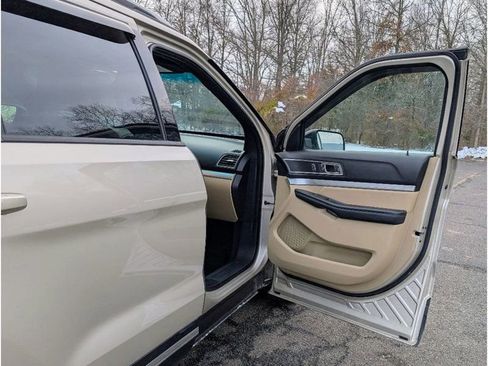 Used 2017 Ford Explorer XLT w/ Equipment Group 202A image 10