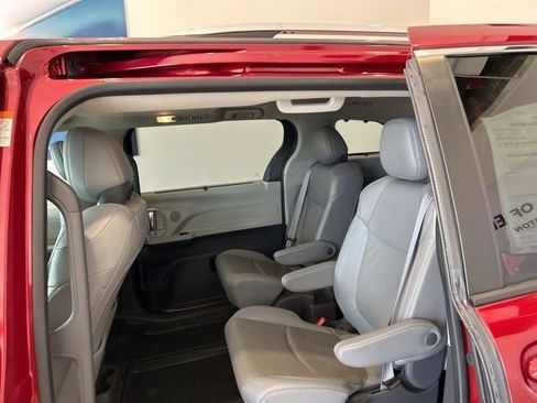 Used 2021 Toyota Sienna Limited image 16