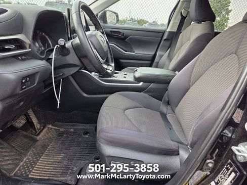 Used 2023 Toyota Highlander LE FWD image 5