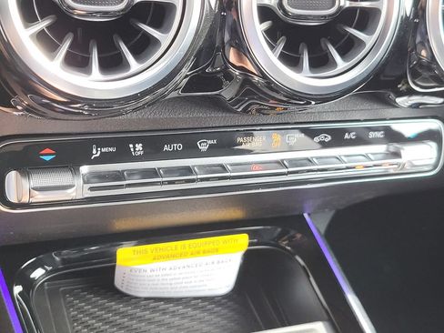 Used 2025 Mercedes-Benz GLB 250 4MATIC image 24