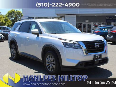 Used 2025 Nissan Pathfinder SV FWD image 5