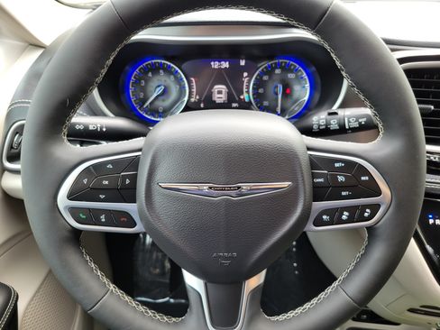 Used 2024 Chrysler Pacifica Touring-L w/ Uconnect Theater Family Group FWD image 8