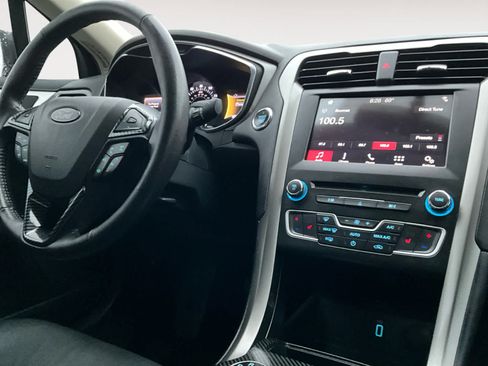 Used 2018 Ford Fusion SE w/ Fusion SE Technology Package FWD image 10
