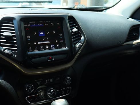 Used 2017 Jeep Cherokee Latitude w/ Comfort/Convenience Group image 44