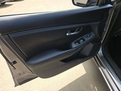 Used 2025 Nissan Sentra SV FWD image 11