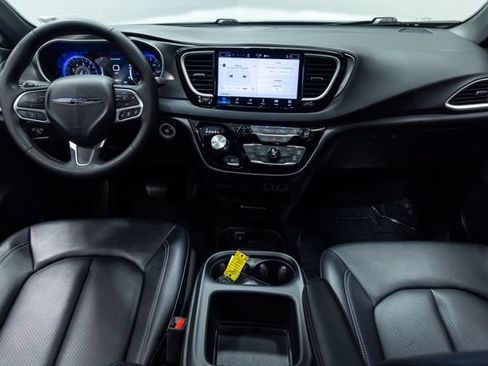 Used 2025 Chrysler Pacifica Select FWD image 20