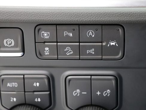Used 2025 Chevrolet Suburban Z71 AWD/4WD image 27