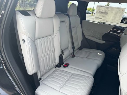 New 2025 Mitsubishi Outlander AWD image 17