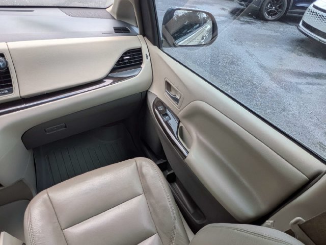Used 2017 Toyota Sienna XLE FWD image 18