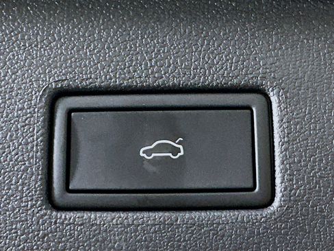 Used 2024 Volkswagen Tiguan SE image 29