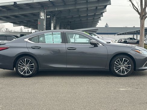 Used 2023 Lexus ES 300h w/ Premium Package image 3