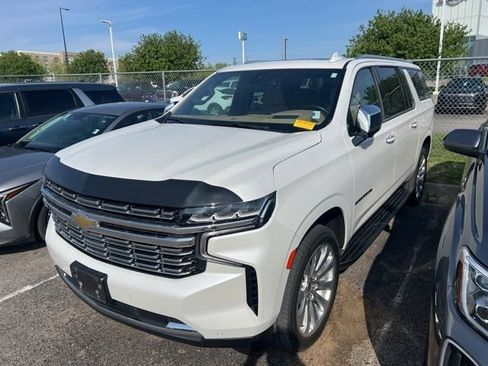 Used 2023 Chevrolet Suburban Premier AWD/4WD image 3
