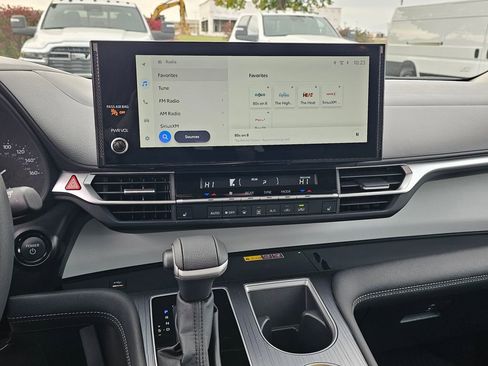 Used 2025 Toyota Sienna XLE image 21