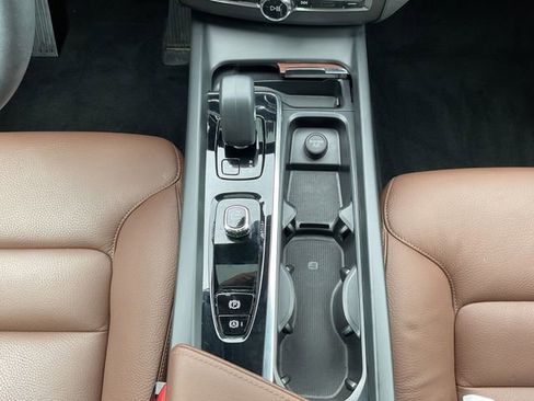Used 2023 Volvo XC60 B5 Plus image 28