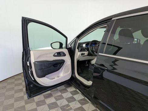 Used 2023 Chrysler Pacifica Touring-L FWD image 12