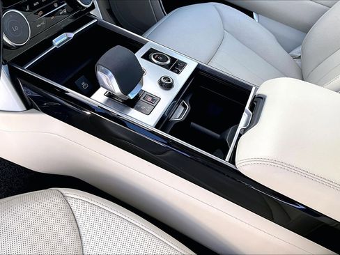 Used 2023 Land Rover Range Rover Long Wheelbase SE image 16