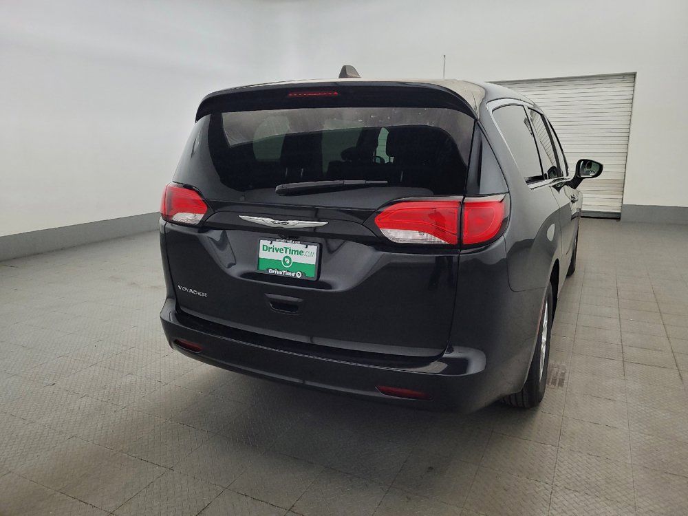Used 2023 Chrysler Voyager LX FWD image 7