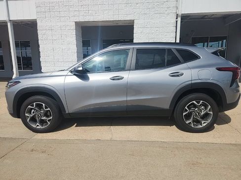 Used 2025 Chevrolet Trax LT w/ LT Convenience Package FWD image 4