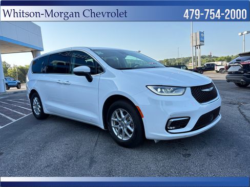 Used 2023 Chrysler Pacifica Touring-L FWD image 4