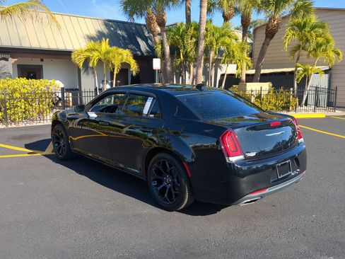 Used 2019 Chrysler 300 Touring w/ Sport Appearance Package image 8