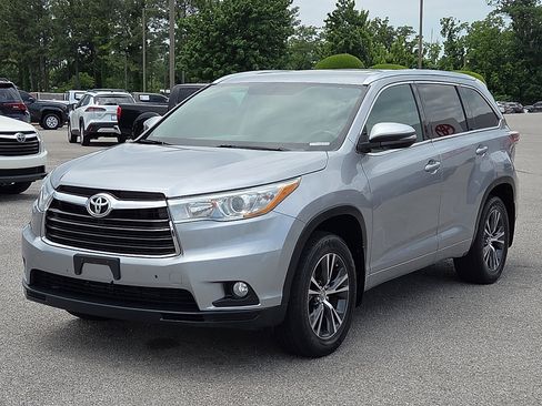 Used 2016 Toyota Highlander XLE AWD/4WD image 2