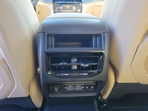 Used 2024 Jeep Grand Cherokee Limited w/ Luxury Tech Group II image 10