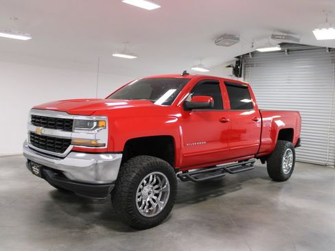 Used 2018 Chevrolet Silverado 1500 LT w/ Trailering Package AWD/4WD image 4