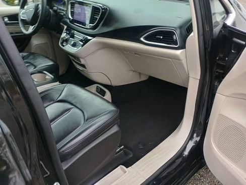 Certified 2023 Chrysler Pacifica Touring-L FWD image 12