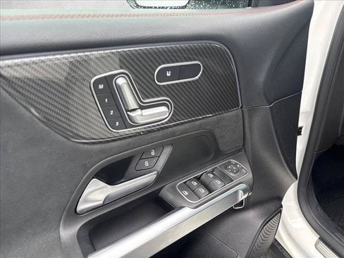 Used 2021 Mercedes-Benz GLB 250 4MATIC image 12