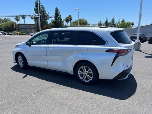 Used 2023 Toyota Sienna XSE AWD/4WD image 7