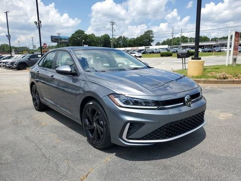 Used 2025 Volkswagen Jetta SE w/ Sunroof Package FWD image 3