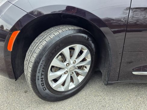 Used 2017 Chrysler Pacifica Touring-L image 25