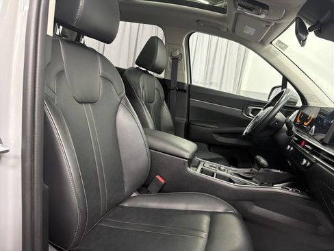 Certified 2024 Kia Sorento S w/ Panoramic Sunroof Package FWD image 31