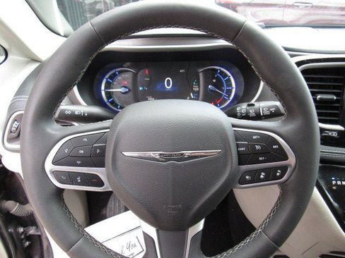 Used 2023 Chrysler Pacifica Touring-L FWD image 12