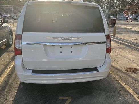 Used 2013 Chrysler Town & Country Touring image 5