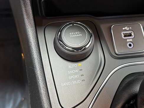 Used 2019 Jeep Cherokee Latitude Plus w/ Cold Weather Group AWD/4WD image 23