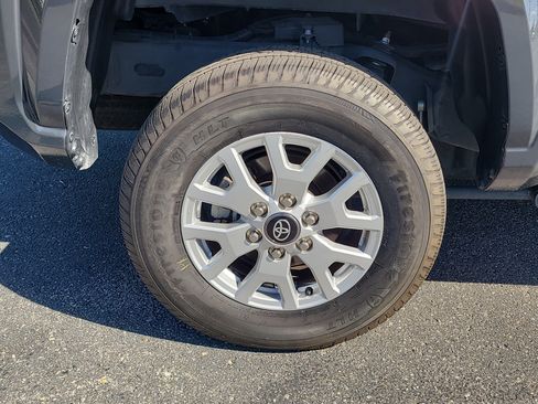 Certified 2024 Toyota Tacoma SR5 AWD/4WD image 9