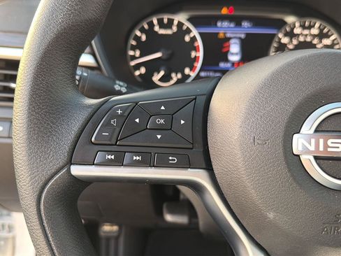Used 2025 Nissan Altima 2.5 SV FWD image 21