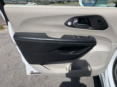 Used 2022 Chrysler Pacifica Touring-L image 10