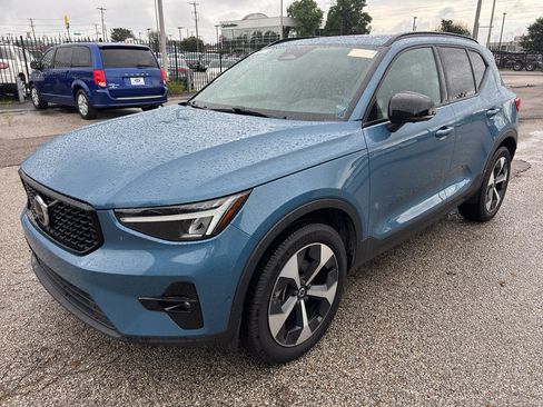 Used 2024 Volvo XC40 B5 Plus AWD/4WD image 2